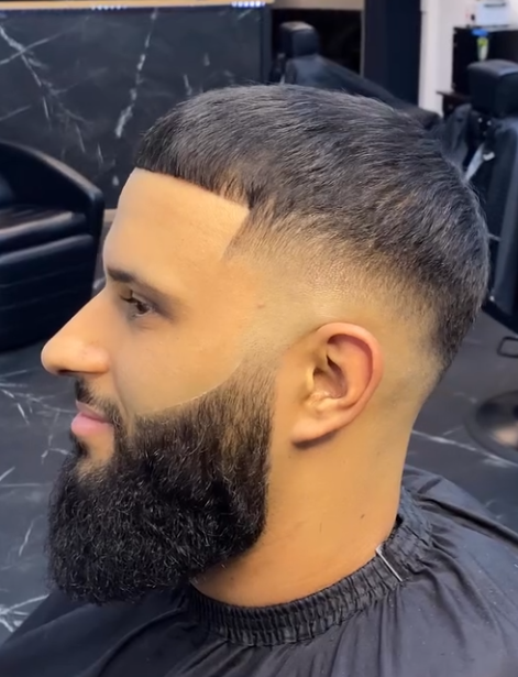 Coupe moderne avec barbe soignée